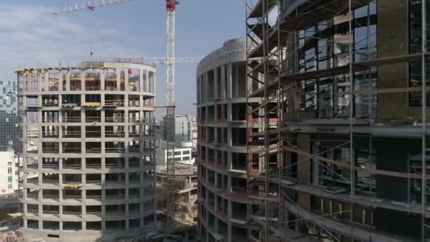 Plano Aéreo Construcción Edificios Apartamentos Gran Altura Grúas Ciudad Desarrollo — Vídeo de stock