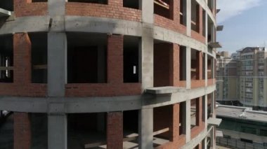 On yedi. Şehirdeki yüksek binaların ve vinçlerin havadan çekilmiş görüntüleri. Kentsel altyapı geliştirme. Yaz güneşli bir gün.