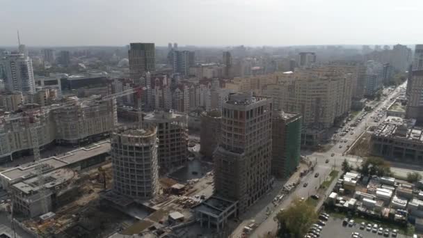 Plano Aéreo Construcción Edificios Apartamentos Gran Altura Grúas Ciudad Desarrollo — Vídeo de stock