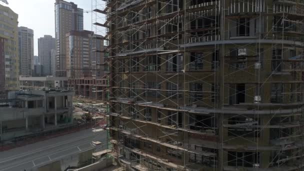 드론은 도시의 아파트 건물의 건설을 촬영했다 내려갑니다 여름날 — 비디오