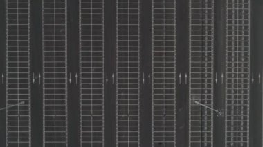 Modern boş araba parkları ve beyaz işaretleme dikey, hava manzarası