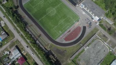 Irbit şehrindeki havadan manzaralı alçak evler ve arka planda Irbit motosiklet fabrikası. Rusya, Sverdlovsk bölgesi, yaz, güneşli gün