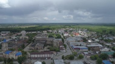 Şehrin yakınındaki yıkık dökük kilisenin alçak evleri olan havadan görünüşü. Şehir dışındaki ormanlarda. Yaz günü, bulutlu. Irbit şehri, Sverdlovsk bölgesi, Rusya