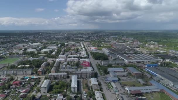 Letecký Pohled Město Pětipodlažní Budovou Soukromými Nízkopodlažními Domy Továrnou Mimo — Stock video