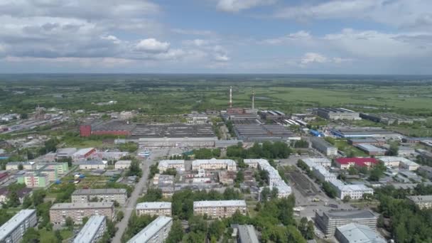 低住宅やIrbitオートバイ工場とIrbit都市の空中ビュー 背景に森林 フィールドや川 ロシア スヴェルドロフスク地方 晴れた日 — ストック動画
