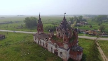 Eski harabe kilisenin bir köydeki havadan görünüşü. Kubbesiz kilise. Yaz, sis. Rusya, Sverdlovsk bölgesi, Isetskoe köyü