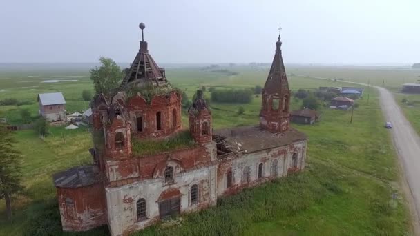 Повітряний Вид Старої Зруйнованої Покинутої Церкви Селі Церква Куполів Літо — стокове відео