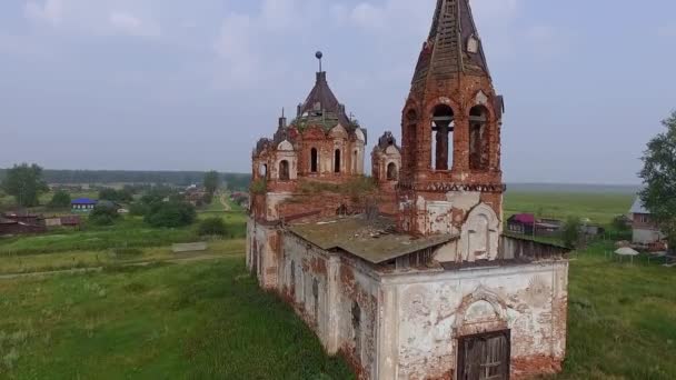 Vista Aérea Antigua Iglesia Abandonada Ruinas Pueblo Iglesia Sin Cúpulas — Vídeos de Stock