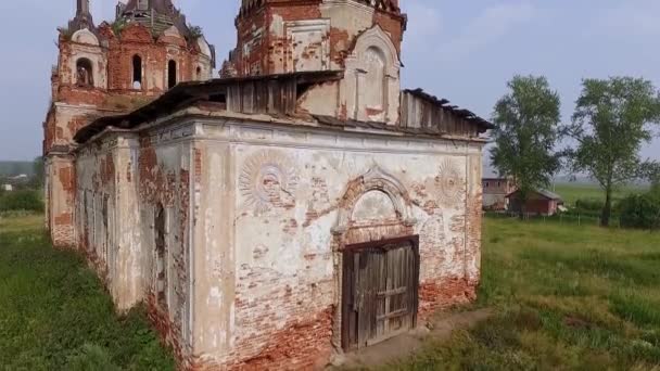 마을에 버려진 교회를 공중에서 쪽에는 집들이 있습니다 안개가 자욱해 러시아 — 비디오