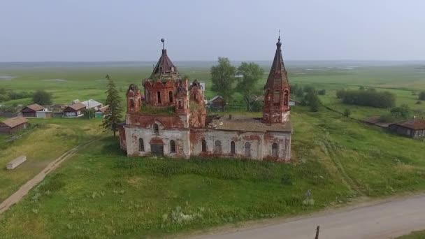 마을에 버려진 교회를 공중에서 안개가 자욱해 러시아 베르들 로프스 트로이 — 비디오