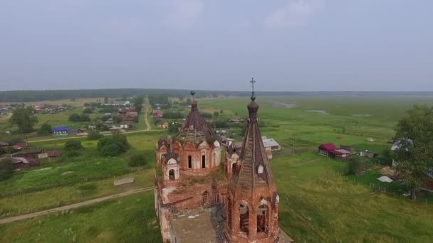 Повітряний Вид Старої Зруйнованої Покинутої Церкви Селі Церква Куполів Задньому — стокове відео