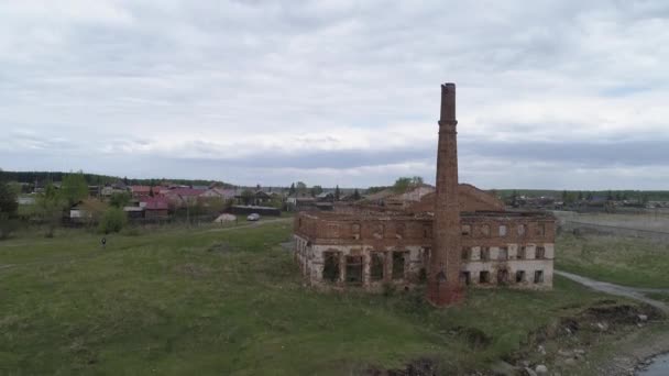 Vista Aérea Del Antiguo Edificio Ruinas Ladrillo Con Una Tubería — Vídeos de Stock