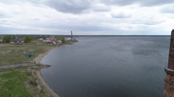 Flygfoto Gamla Tegel Förstörd Byggnad Med Tegelrör Stranden Dammen Nära — Stockvideo