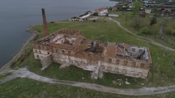 Flygfoto Gamla Tegel Förstörd Byggnad Med Tegelrör Stranden Dammen Nära — Stockvideo