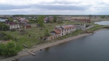 - 10. Eski tuğladan yapılmış hava manzarası göletin kıyısındaki okulu mahvetti. Köyün yakınlarında. Bahar, bulutlu. Rusya, Chebyabinsk bölgesi, Kaslinsky bölgesi, Vozdvizhenka köyü