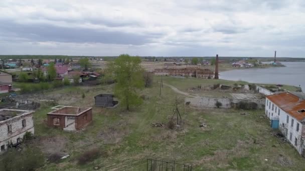 Vista Aérea Del Antiguo Edificio Ruinas Ladrillo Con Una Tubería — Vídeos de Stock