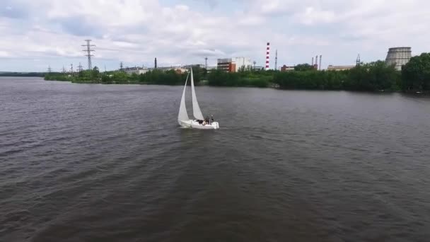 Letecký Pohled Jachtu Plachtění Městském Rybníku Průmyslovou Krajinou Letní Oblačný — Stock video