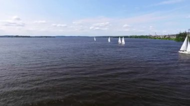Yarış. Şehir göletindeki sanayi manzaralı yelkenli yatlarının havadan görünüşü. Yaz güneşli bir gün