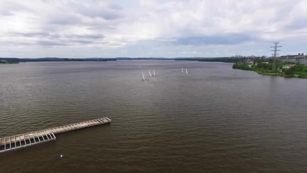 Regatta Luftaufnahme Von Segelyachten Auf Einem Stadtweiher Mit Industrielandschaft Bewölkter — Stockvideo