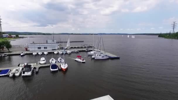 Luftaufnahme Des Yachtclubs Ekaterinburg Russland Ein Boot Verlässt Die Seebrücke — Stockvideo