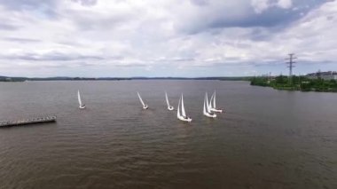 Ragatta. Şehir göletindeki sanayi manzaralı yelkenli yatının havadan görünüşü