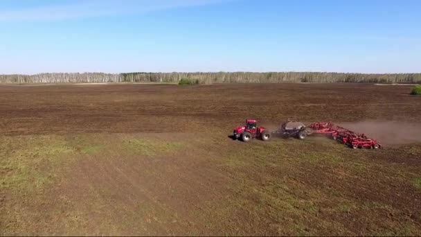 Luchtfoto Van Tractor Ploeg Een Groot Veld Zomer Zonnige Dag — Stockvideo