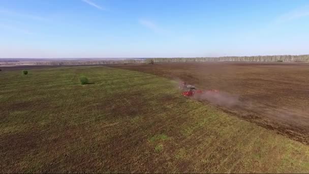 Letecký Pohled Pluh Traktoru Obrovském Poli Léto Slunečný Den Pozadí — Stock video