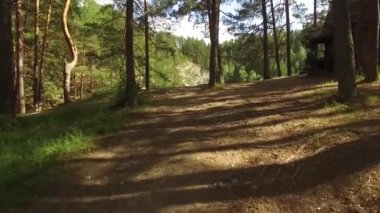 Ormanda küçük bir göl ve talk rock. Havadan. Sysert şehrinde bir konuşma taşı. Sverdlovsk bölgesi, Rusya