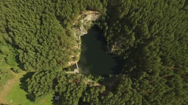 Petit Lac Roche Talc Dans Forêt Aérien Talkc Pierre Dans — Video