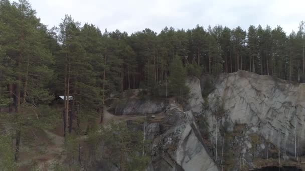 人们翻过锡安特市的滑石粉岩石和塔尔克湖石头 Aerial Russia Sverdlovsk Region — 图库视频影像