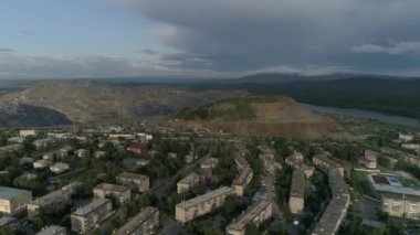 03, alçak binalı şehir manzarası. Şehrin yakınlarında büyük bir maden ocağı ve maden ocağı var. Boş sokaklar. Ural Dağları 'nın dışında. Yaz, akşam. Rusya, Chelyabinsk bölgesi, Satka şehri