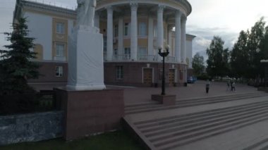 Kültür ve Lenin anıtının güzel evinin havadan görünüşü. Yaz, akşam. İHA atışı. Satka şehri, Chelyabinsk bölgesi, Rusya