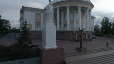 Kültür ve Lenin anıtının güzel evinin havadan görünüşü. Yaz, akşam. İHA atışı. Satka şehri, Chelyabinsk bölgesi, Rusya