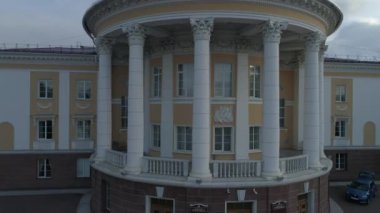 Güzel bir kültür evinin havadan görünüşü. Yaz, akşam. Satka şehri, Chelyabinsk bölgesi, Rusya