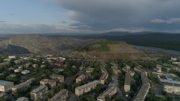 Alçak Binalı Şehir Manzarası Şehrin Yakınlarında Büyük Bir Maden Ocağı — Stok video