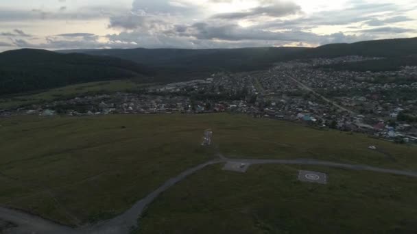 Orak Çekiç Şehrin Tepesindeki Iki Helikopter Pistinin Havadan Görüntüsü Arka — Stok video