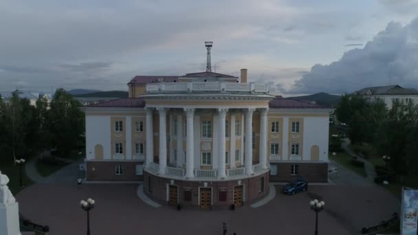 Повітряний Вид Красивого Будинку Культури Квадрату Провулка Люди Ходять Машини — стокове відео