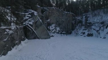 08 numara. Sysert şehrinin yakınlarındaki bir ormanda pudra taşı ocağını su bastı. Hava, kış. Rusya, Sverdlovsk bölgesi