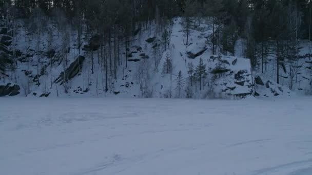 10人 洪水になったタルク採石場 タルク石 シュテルト市の近くの森の中にある ロシア スヴェルドロフスク地方 — ストック動画