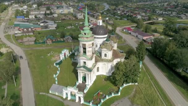 Αεροφωτογραφία Της Εκκλησίας Αποκατασταθεί Στο Χωριό Κοντά Στο Ποτάμι Και — Αρχείο Βίντεο