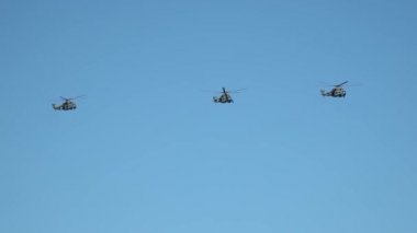 Rus Silahlı Helikopteri MI-24 bulutsuz mavi gökyüzünde uçuyor. Tören provası.