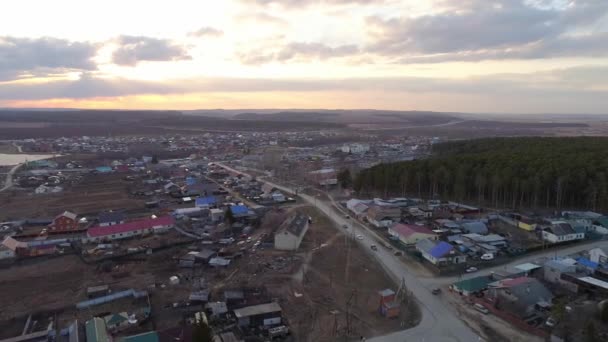 Widok Lotu Ptaka Wioskę Samochody Jadą Wzdłuż Drogi Niebie Jest — Wideo stockowe