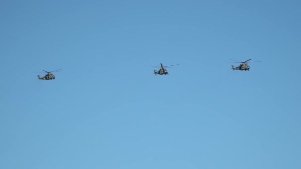 Groupe Hélicoptères Armés Russes Volant Dans Ciel Bleu Sans Nuages — Video