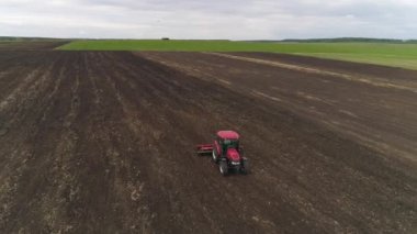 Traktörün hava görüntüsü ekin için tarla eker. Döner harrow sabanla tarım traktörü ekim için arazi hazırlıyor. Disk harrows tarafından tarım arazisi ekimi. 