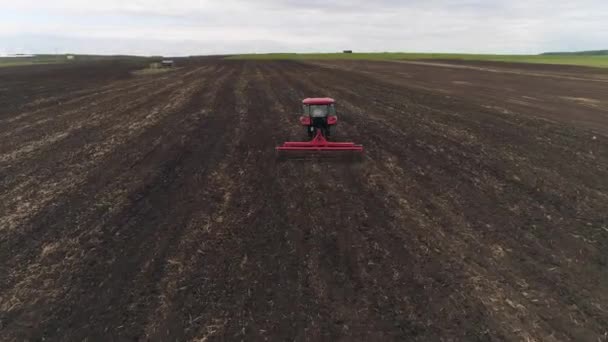 Вид Воздуха Трактор Возделывает Сельскохозяйственные Поля Посева Фермерский Трактор Поворотным — стоковое видео