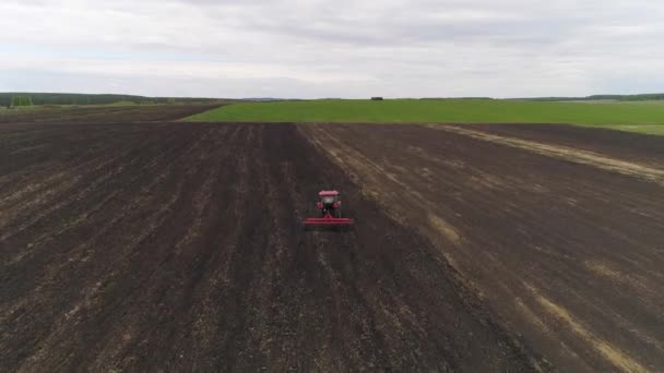 Luchtfoto Van Trekker Cultiveert Boerderij Veld Voor Het Zaaien Boerderijtrekker — Stockvideo