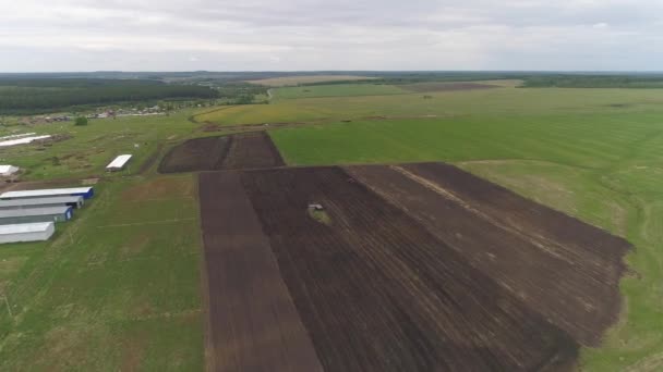 Traktor Légi Rálátása Műveli Szántóföldeket Vetésre Mezőgazdasági Traktor Rotációs Borona — Stock videók