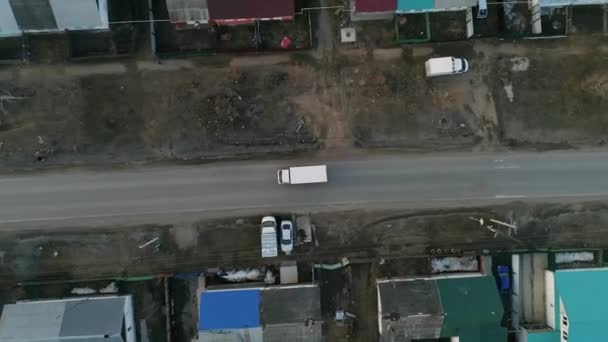 Вид Зверху Вниз Повітря Білої Маленької Вантажівки Їздить Дорозі Сільській — стокове відео