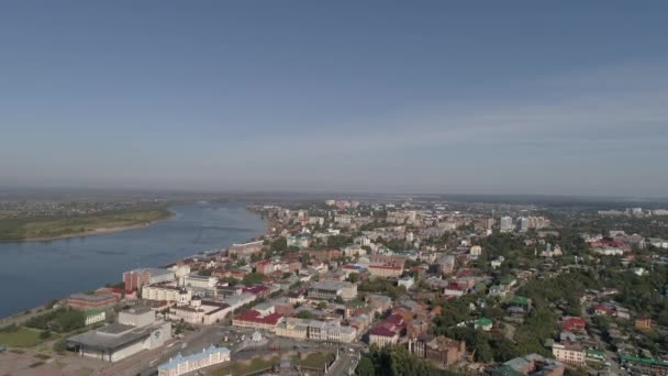 Luftaufnahme Der Stadt Tomsk Mit Vielen Bäumen Und Dem Fluss — Stockvideo