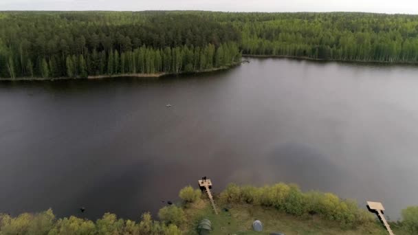 Vue Aérienne Lac Entouré Une Forêt Deux Pêcheurs Dans Bateau — Video
